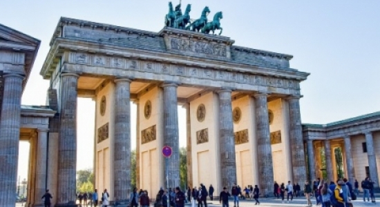 Financia tu vuelo a Berlin con viajo por la patilla y Aplazame